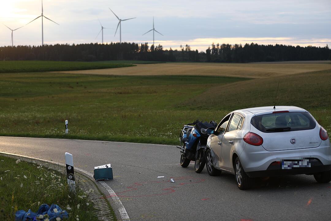 Kreis Roth: Motorradfahrer stirbt bei Unfall, Beifahrerin schwer verletzt