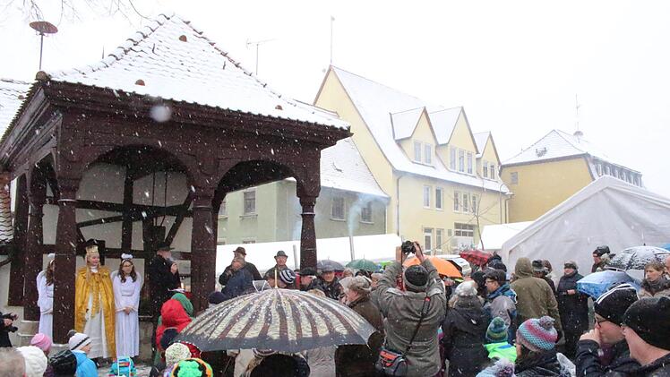 Impressionen vom Weihnachtsmarkt in Lonnerstadt. Foto: Yannick Hupfer