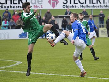 Im Derby musste sich der SV Friesen um Abwehrspieler Andreas Baier (links) die Punkte mit dem VfL Frohnlach um Dominik Schmitt teilen, am heutigen Samstag sollen es drei Zähler werden.  Foto: Hagen Lehmann