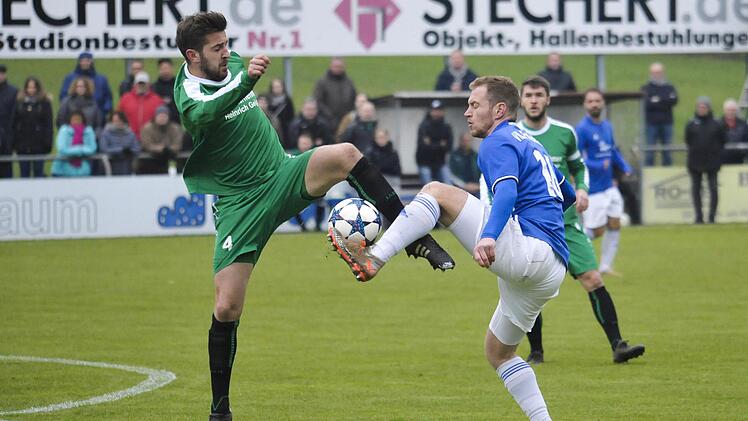 Im Derby musste sich der SV Friesen um Abwehrspieler Andreas Baier (links) die Punkte mit dem VfL Frohnlach um Dominik Schmitt teilen, am heutigen Samstag sollen es drei Zähler werden.  Foto: Hagen Lehmann
