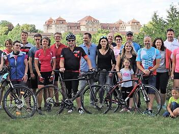 Das "Team Pommersfelden" mit 59 Teilnehmern schaffte Platz fünf von 127 Teams im Landkreis Bamberg. Bürgermeister Gerd Dallner (links) legte während der drei Wettkampfwochen seine Wege innerhalb der Gemeinde per Rad zurück. Rechts im Bild der älteste Teilnehmer, der 72-jährige Wilhelm Stumpf aus Steppach Foto: Evi Seeger
