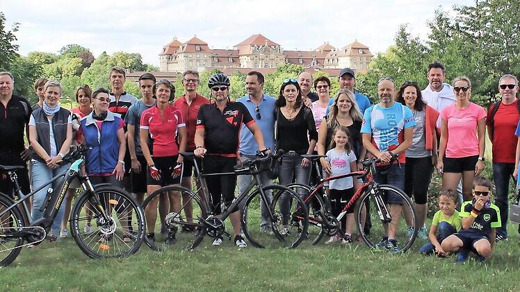 Das "Team Pommersfelden" mit 59 Teilnehmern schaffte Platz fünf von 127 Teams im Landkreis Bamberg. Bürgermeister Gerd Dallner (links) legte während der drei Wettkampfwochen seine Wege innerhalb der Gemeinde per Rad zurück. Rechts im Bild der älteste Teilnehmer, der 72-jährige Wilhelm Stumpf aus Steppach Foto: Evi Seeger