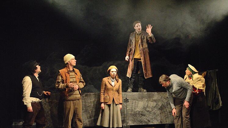 Hauke Haien (im Hintergrund auf dem Deich: Benjamin Jorns) und seine nur teilweise willigen Dorfbewohner angesichts seiner Deichbaupläne zur Sicherung ihrer aller Leben Foto: Sebastian Worch)