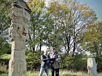 Neuenmarkts Bürgermeister Alexander Wunderlich (links) und Himmelkrons Zweiter Bürgermeister und Vorsitzender der Zweitflurbereinigung, Harald Peetz (rechts), besprechen die weiteren Arbeiten im Bereich der "Schlömer Marter".