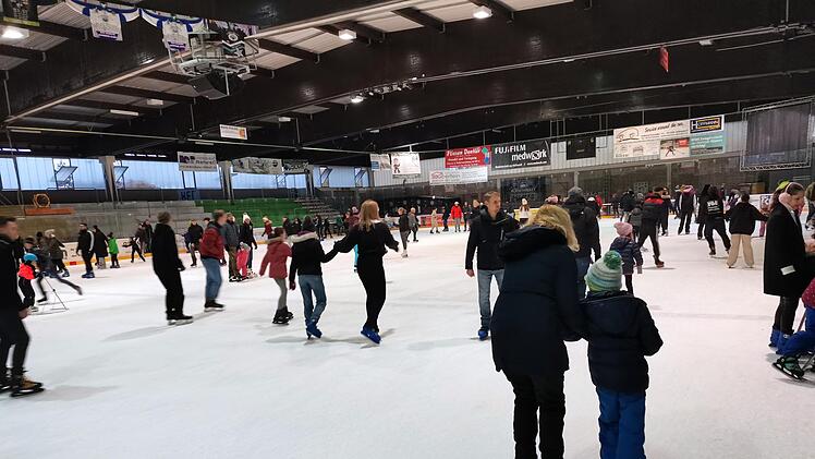 Eislaufstadion in Höchstadt (Landkreis Erlangen-Höchstadt), Eissporthalle, Eisstadion, Eissportstadion, Eishalle, Schlittschuhlaufen, Schlittschuhfahren