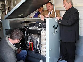 Bei Auto-Dippold ion Kulmbach hat Firmeninhaber Werner Burger (Zweiter von rechts) bereits ein Blockheizkfratwerk installiert. Jetzt wird diese Technik auch in der Frankenwaldhalle angewendet. Unser Bild zeigt Burger mit Horst Engelhardt (links daneben), Dieter Sternecker (rechts) und Frank Riefle (vorne).  Foto: Archiv/Stephan Tiroch