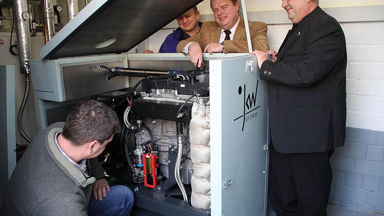 Bei Auto-Dippold ion Kulmbach hat Firmeninhaber Werner Burger (Zweiter von rechts) bereits ein Blockheizkfratwerk installiert. Jetzt wird diese Technik auch in der Frankenwaldhalle angewendet. Unser Bild zeigt Burger mit Horst Engelhardt (links daneben), Dieter Sternecker (rechts) und Frank Riefle (vorne).  Foto: Archiv/Stephan Tiroch