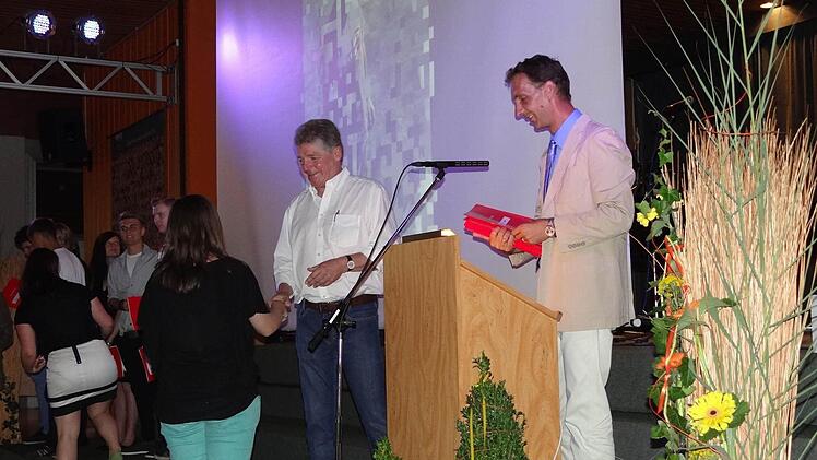 Endlich - der Weg nach vorne um das Zeugnis in die Hand zu bekommen. Es ist geschafft!