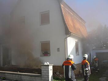 In Burggrub (Landkreis Kronach) brannte am Freitag ein Keller eines Wohnhauses.  Fotos: Stefan Wicklein