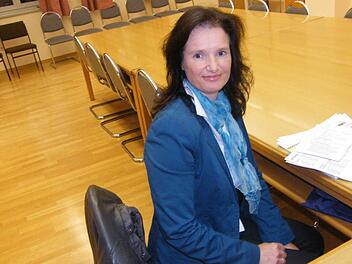 Die Schulleiterin Andrea Kohl bereitet sich auf ihren Auftritt vor dem Gemeinderat vor. Foto: Gernot Wildt