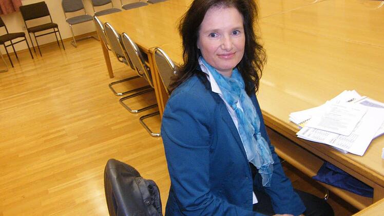 Die Schulleiterin Andrea Kohl bereitet sich auf ihren Auftritt vor dem Gemeinderat vor. Foto: Gernot Wildt
