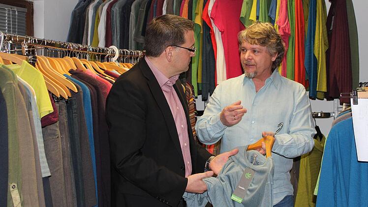 Adelsdorfs Bürgermeister Karsten Fischkal (links) läßt sich von Robert Hertel die Kleidung aus Hanf zeigen. Foto: Andreas Dorsch