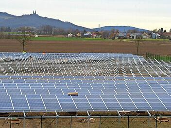 Ein Beispiel für bürgerschaftliches Engagement ist das Solarkraftwerk der Genossenschaft Neue Energie Obermain (NEO), das derzeit zwischen Unterneuses und Niederau gebaut wird. Foto: Ronald Rinklef