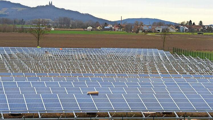 Ein Beispiel für bürgerschaftliches Engagement ist das Solarkraftwerk der Genossenschaft Neue Energie Obermain (NEO), das derzeit zwischen Unterneuses und Niederau gebaut wird. Foto: Ronald Rinklef