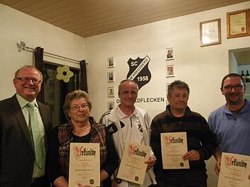 Hohe Ehrungen standen beim SCK Oberwildflecken an (von links): Vorsitzender Harald Huber, Hildegard Riesner (50 Jahre Mitglied, davon 40 Jahre Schatzmeisterin), Erich Latus (40), Ralf Hepke (40) und Michael Hackl (35). Foto: Regina Rinke