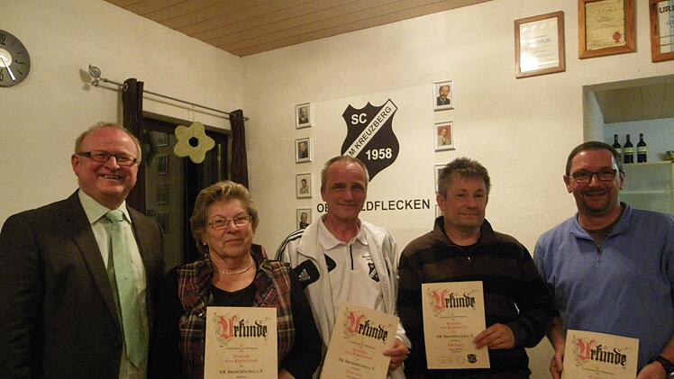 Hohe Ehrungen standen beim SCK Oberwildflecken an (von links): Vorsitzender Harald Huber, Hildegard Riesner (50 Jahre Mitglied, davon 40 Jahre Schatzmeisterin), Erich Latus (40), Ralf Hepke (40) und Michael Hackl (35). Foto: Regina Rinke