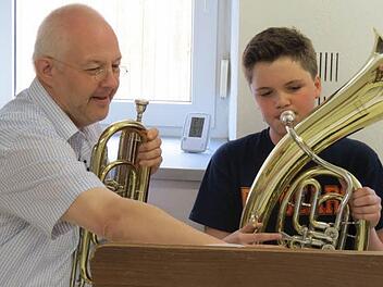 Dem schönen Hobby Musik frönt Max Morchutt (rechts), den Musiklehrer Wolfgang Düringer unterrichtet und der die D 1-Prüfung ablegte. Foto: Stefan Geiger