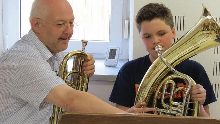 Dem schönen Hobby Musik frönt Max Morchutt (rechts), den Musiklehrer Wolfgang Düringer unterrichtet und der die D 1-Prüfung ablegte. Foto: Stefan Geiger