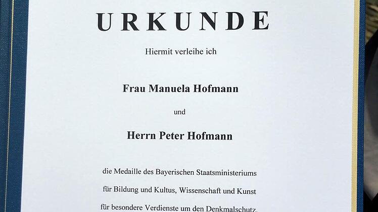 Die Urkunde: "Für besondere Verdienste um den Denkmalschutz" verlieh Kultusminister Dr. Ludwig Spaenle die Denkmalschutzmedaille 2015 an Manuela und Peter Hofmann (Seßlach). Foto: Bettina Knauth
