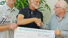 Rudolf J. Beuerlein (rechts) überreicht den symbolischen Scheck an Uwe Rendigs (Mitte) und seinen Stellvertreter Dr. med. Roland Frank.  Foto: Lothar Weidner