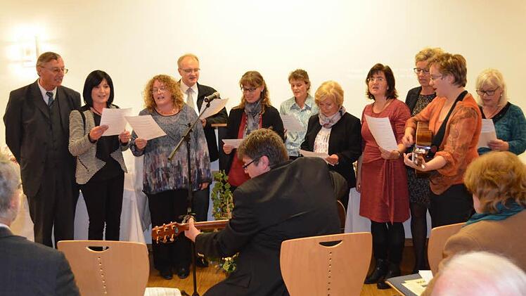 Der Hauskreis überraschte als Chor mit einem Lied. Foto: Thomas Micheel