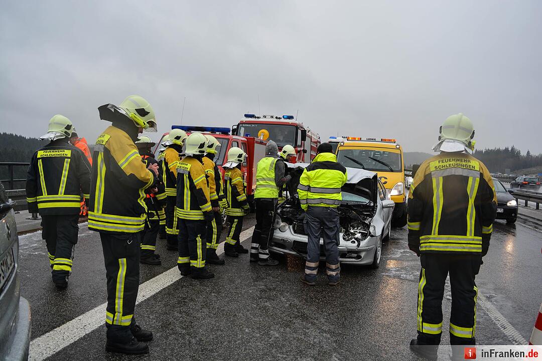 Schwerstverletzter nach Unfall mit acht Autos auf der A73