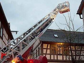 Wenn es eng wird, muss die Feuerwehr von oben ran: Dieser Testlauf mit der Coburger Feuerwehr-Drehleiter zeigt, dass in der Seßlacher Altstadt moderne Technik extrem wichtig sein kann. Foto: Albert Höchstädter
