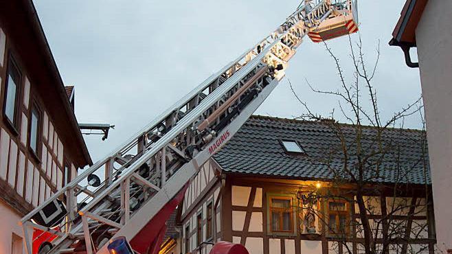 Wenn es eng wird, muss die Feuerwehr von oben ran: Dieser Testlauf mit der Coburger Feuerwehr-Drehleiter zeigt, dass in der Seßlacher Altstadt moderne Technik extrem wichtig sein kann. Foto: Albert Höchstädter