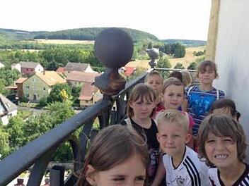 Hoch hinaus ging es für diese Kinder beim Besuch der Kirche St. Vitus in Langendorf.  Foto: Archiv