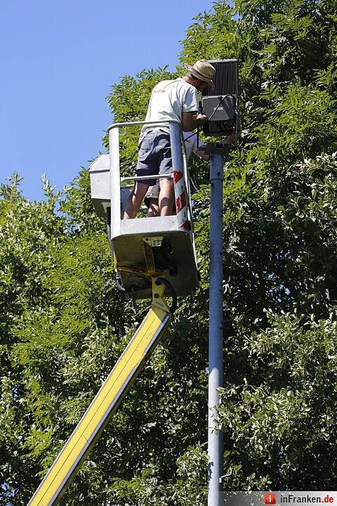 Arbeiter installieren die neuen Strahler