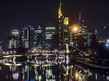 Bei Nacht gelingen besonders stimmungsvolle Mondaufnahmen. Foto: Frank Rumpenhorst/dpa