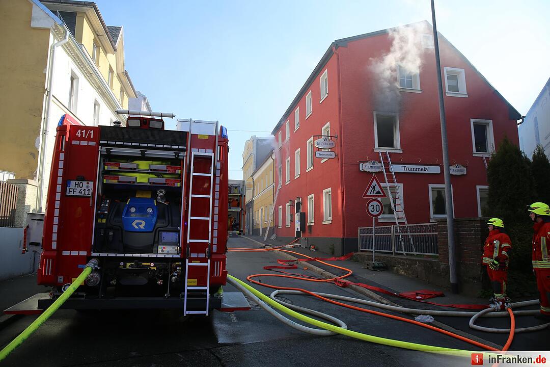Sieben Verletzte bei Wohnhausbrand im Kreis Hof– 34-Jährige schwebt in Lebensgefahr