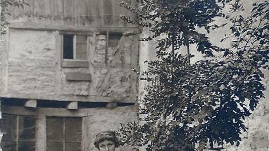 Carola Dunkel am Mühlgraben um 1920           BILD: Archiv Kuther