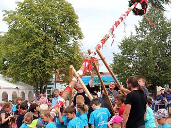 Früh übt sich: Die Kerwas-Kids stellen ihre Fichte auf.  Fotos: Johanna Blum