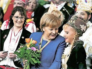 Angela Merkel kennt Liana Wolf seit vielen Jahren. Links Trainerin Ivonne Gedigk