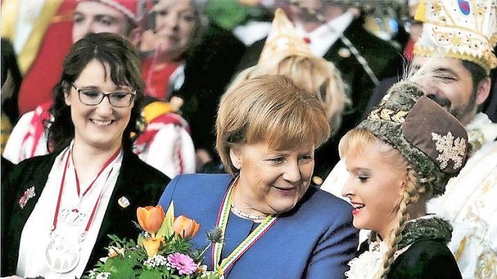 Angela Merkel kennt Liana Wolf seit vielen Jahren. Links Trainerin Ivonne Gedigk