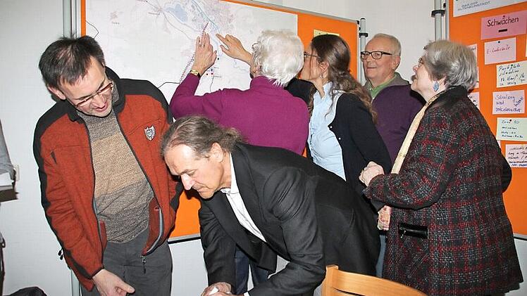 Wie kann Altenkunstadt noch schöner werden? Darüber machten sich rund 80 Bürger bei der Auftaktveranstaltung zum Integrierten städtebaulichen Entwicklungskonzept ihre Gedanken.  Fotos: Stephan Stöckel