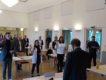 Die neuen Stadträte werden von  Manuel Hartel von der Kommunalaufsicht  vereidigt. Foto: Pauline Lindner