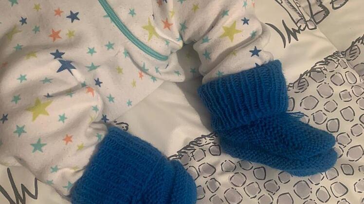 Süße Stricksöckchen für den Säugling: Das Neustadter Krankenhaus kann wegen der Corona-Pandemie nichts mehr annehmen und dort verschenken. Deswegen bittet die Strickgruppe frischgebackene Eltern, sie mögen direkt bei den Strickkünstlerinnen anrufen. Es wird kostenlos ausgeliefert.
