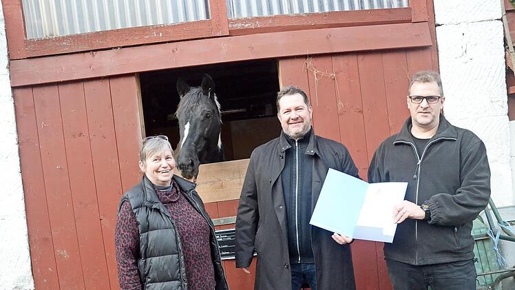 Der Förderverein Reiten, Tiere & Therapie ist dem Bayerischen Landessportverband beigetreten. Im Bild (von links) Zweite Vorsitzende Michaela Menzel, BLSV-Kreisvorsitzender Mario Schmid und Vorsitzender Matthias Kelle