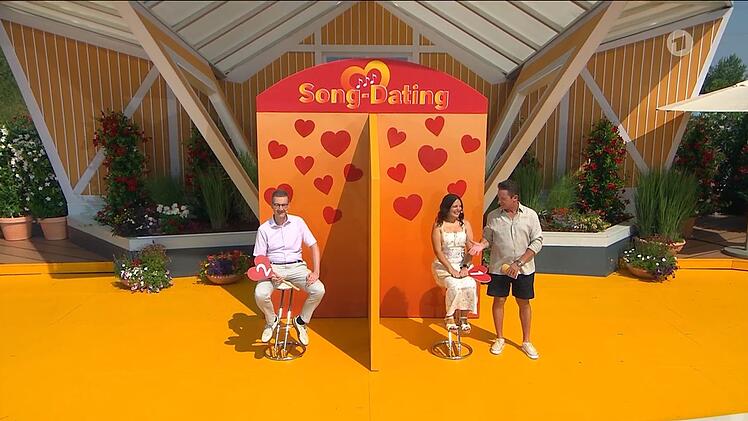 Die "Song-Dating"-Kandidatin Sabine ignorierte versehentlich die ausgestreckte Hand von Stefan Mross (rechts).