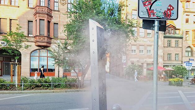 Spr&uuml;hnebels&auml;ule an der Klarakirche.