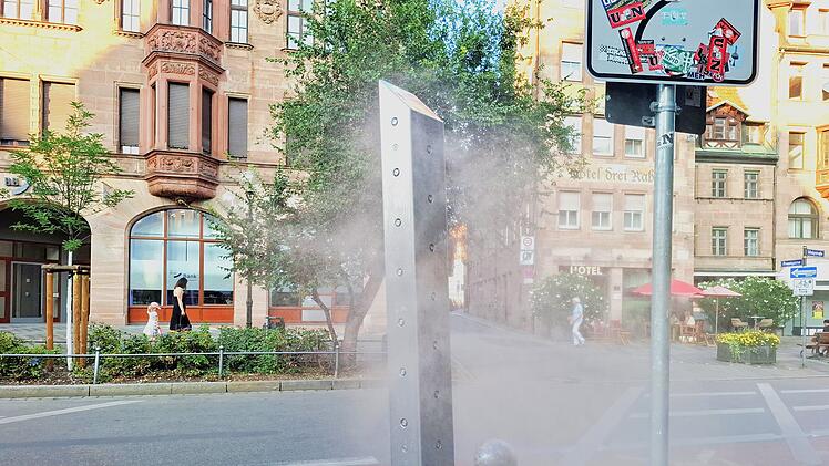 Spr&uuml;hnebels&auml;ule an der Klarakirche.