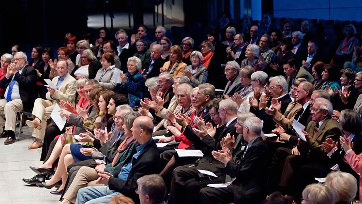 Das begeisterte Publikum dankt mit ausdauerndem Beifall.