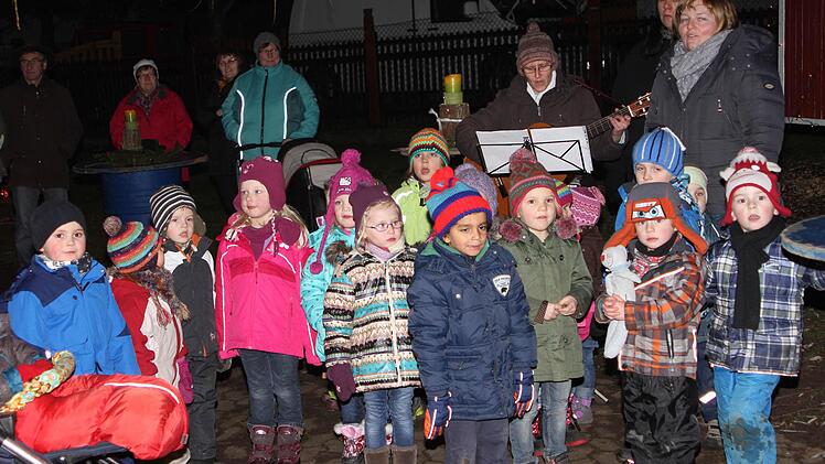 : Mit ihren Erzieherinnen sangen die Kinder vorweihnachtliche Lieder.