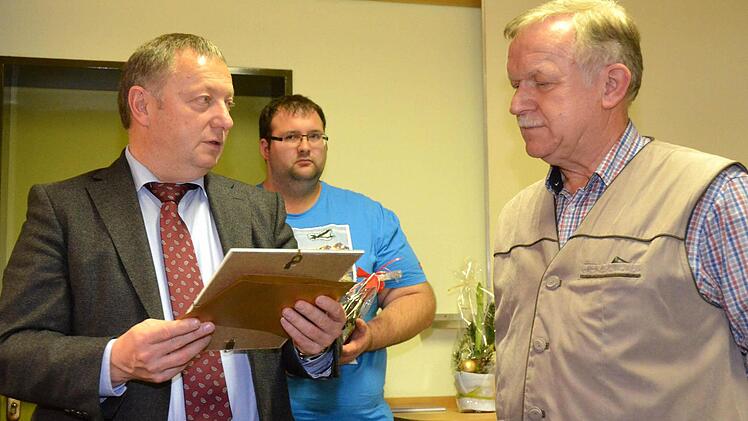 Arnold Nöth wird von Landrat Thomas Bold ausgezeichnet.