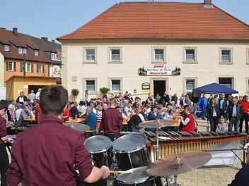 Das Ensemble "KissPercussiva" aus Bad Kissingen spielte beim Ma&szlig;bacher Markt.  Foto: Kilian Trabert