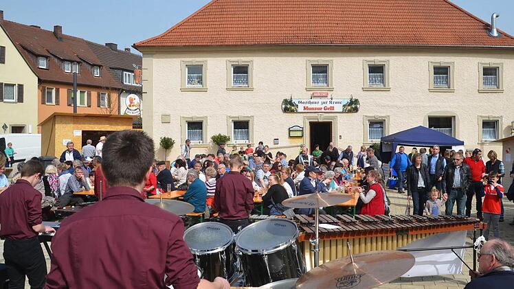 Das Ensemble "KissPercussiva" aus Bad Kissingen spielte beim Ma&szlig;bacher Markt.  Foto: Kilian Trabert