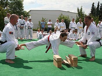 Aus dem Spagat heraus Bretter zerschlagen - das erfordert die richtige Technik und Willenskraft. Fotos: Sonny Adam