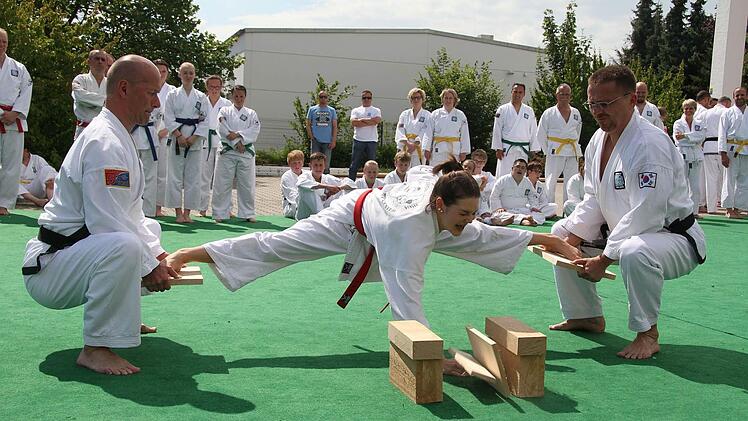 Aus dem Spagat heraus Bretter zerschlagen - das erfordert die richtige Technik und Willenskraft. Fotos: Sonny Adam